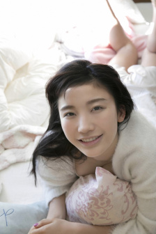 蛇钻到下面去了